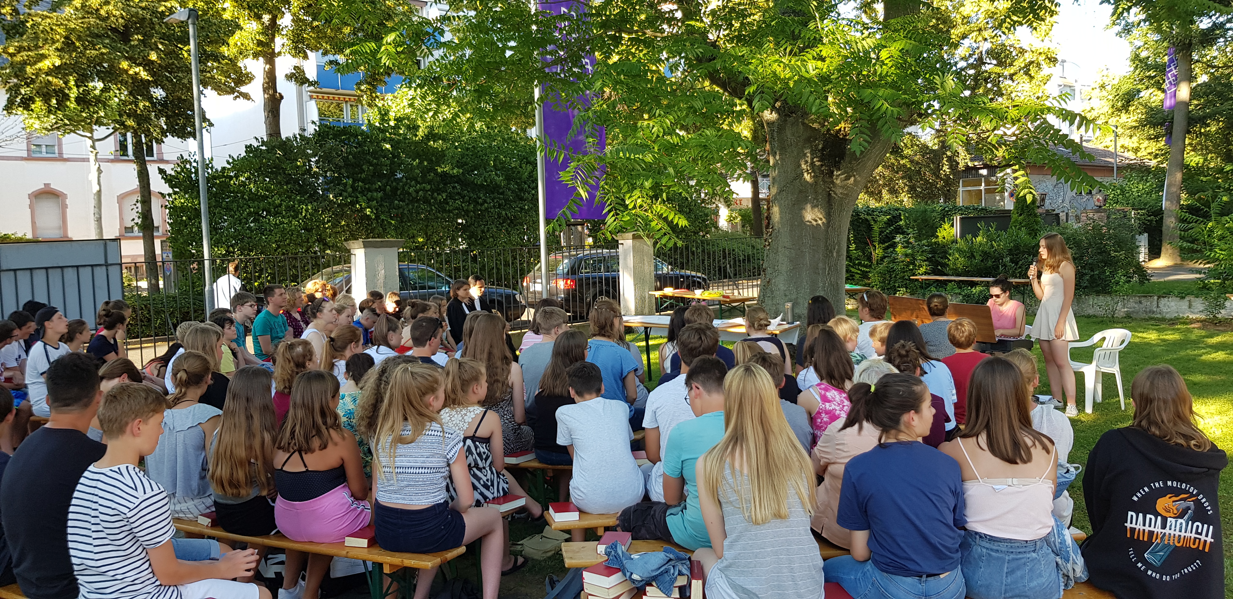 Summerfeeling Gottesdienst draußen auf der Petrus-Wiese mit Konfirmand:innen