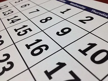English Alt Text A close-up view of a calendar with the numbers 1 to 17 visible. German Alt Text Eine Nahaufnahme eines Kalenders mit den Zahlen 1 bis 17.
