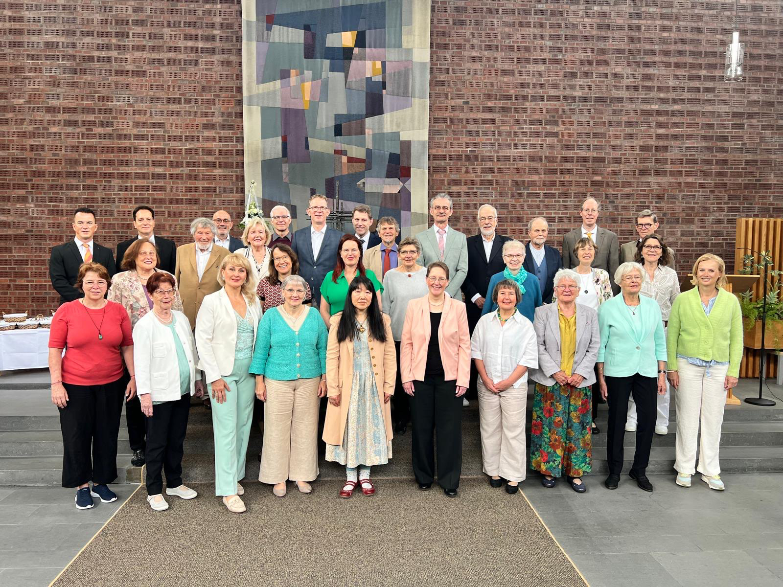Eine große Gruppe von Menschen, die in einer Kirche für ein Foto posiert.