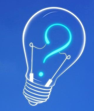 Eine glühende Glühbirne mit einem Fragezeichen darin, auf blauem Hintergrund.