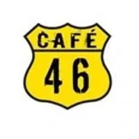 Ein gelbes Straßenschild mit der schwarzen Aufschrift „CAFÉ 46“.