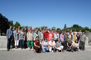 Gruppenfoto von Kirchenmitgliedern an einem sonnigen Tag.