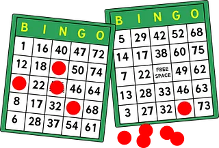 Zwei Bingo-Karten mit roten Markierungen.