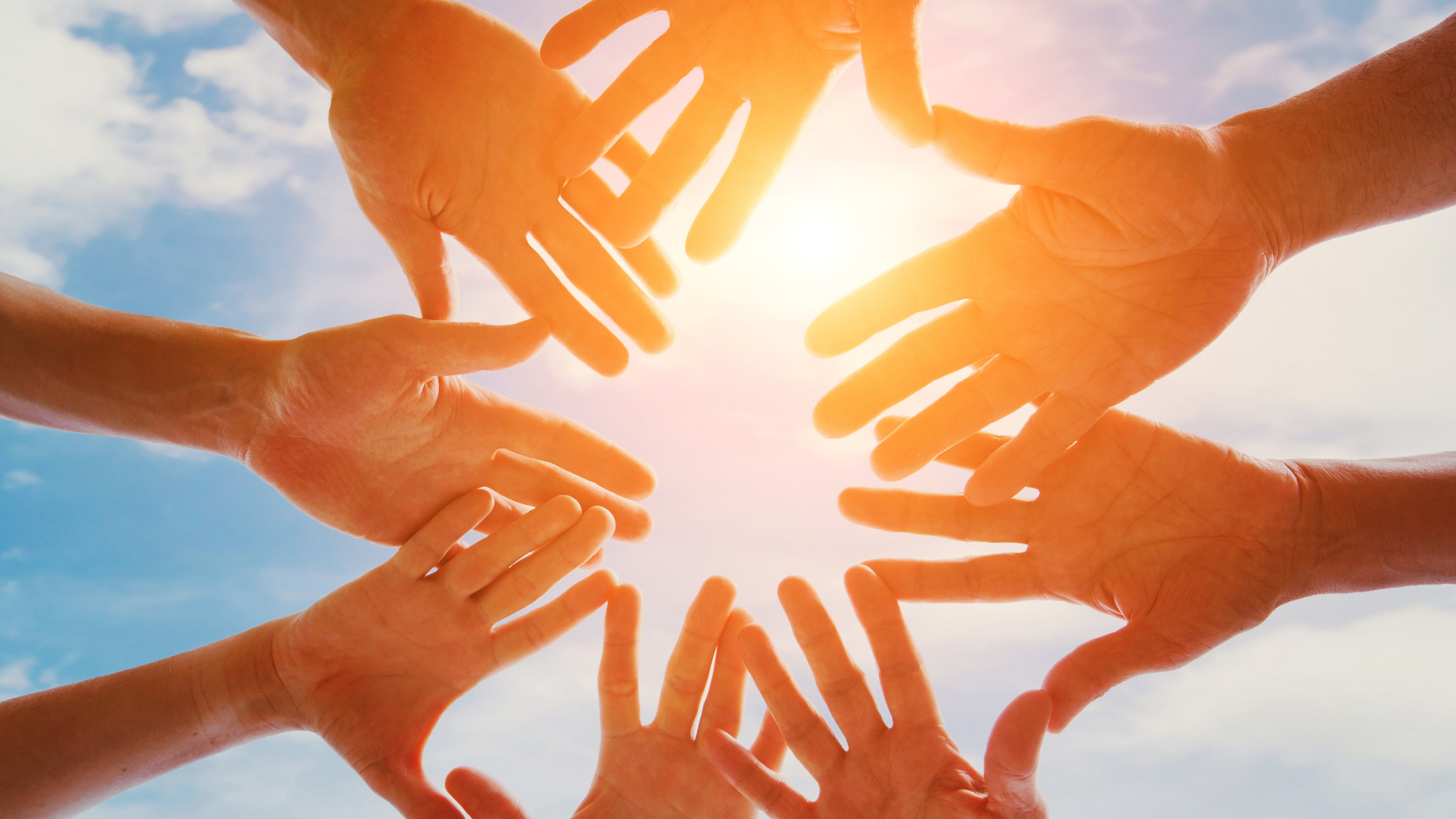 viele Hände, die miteinander etwas tun