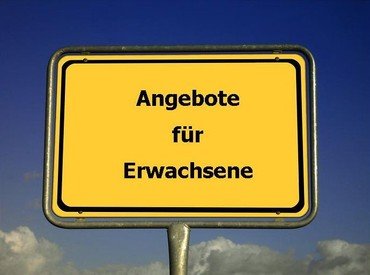 Ein gelbes Schild mit der Aufschrift „Angebote für Erwachsene“.